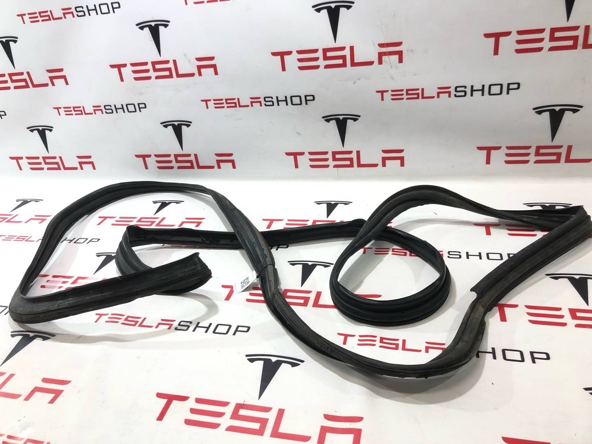 Уплотнитель к Tesla Model X 2018