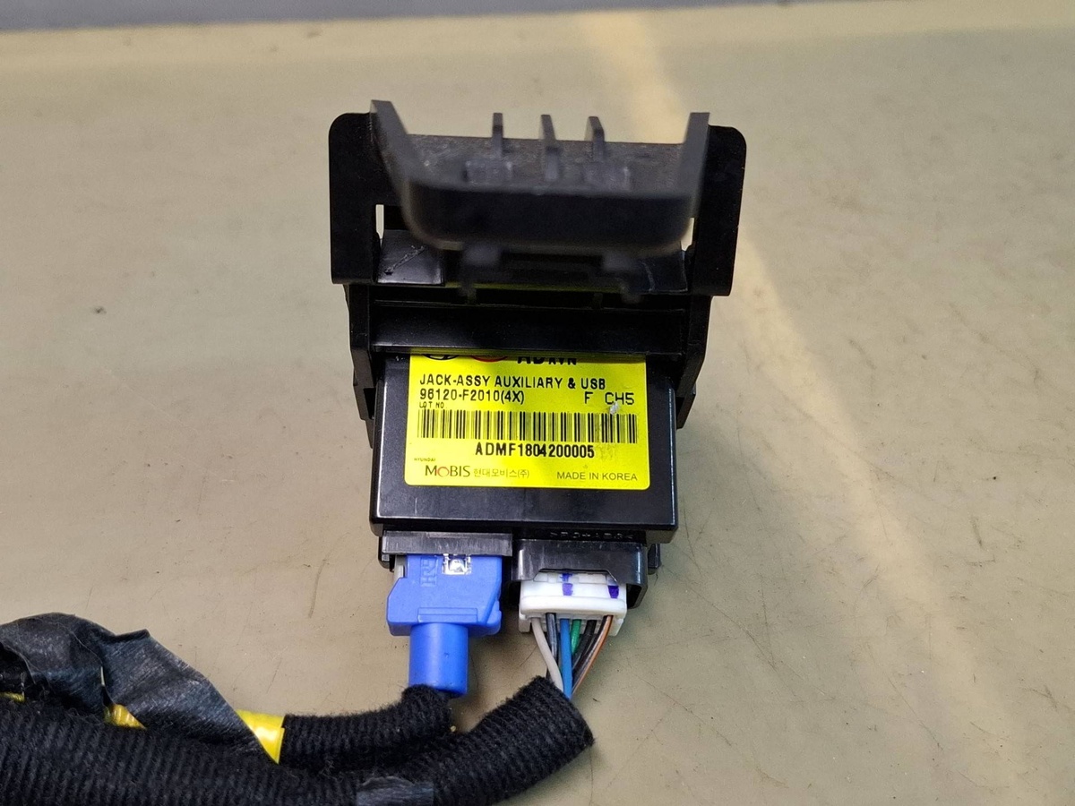 Разъем AUX / USB к Hyundai Elantra 2018