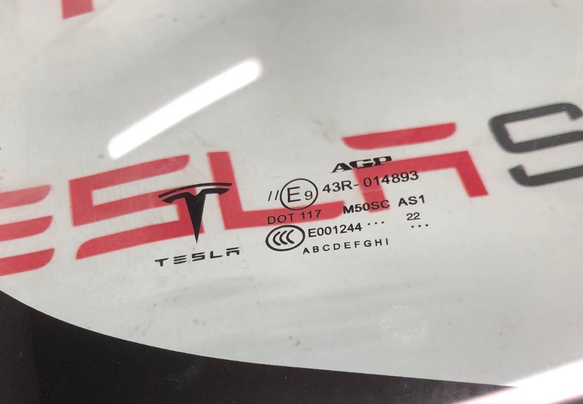 Стекло лобовое к Tesla Model S 2022