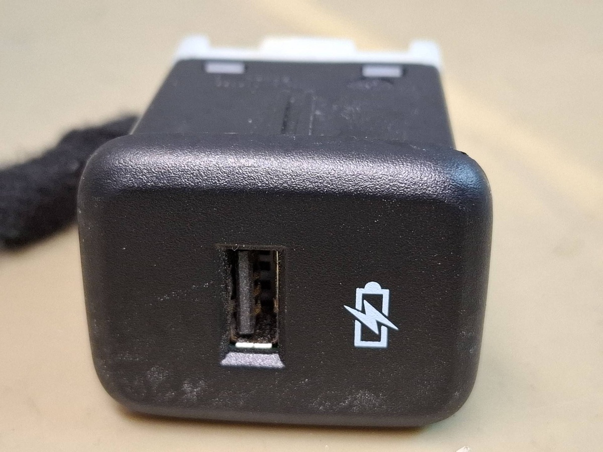 Разъем AUX / USB к Chevrolet Traverse 2022
