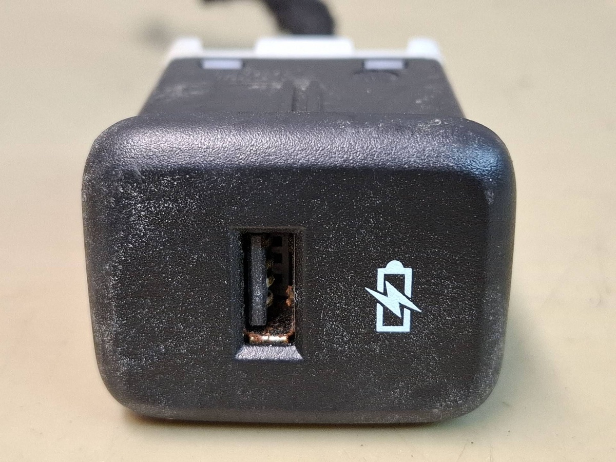 Разъем AUX / USB к Chevrolet Traverse 2022