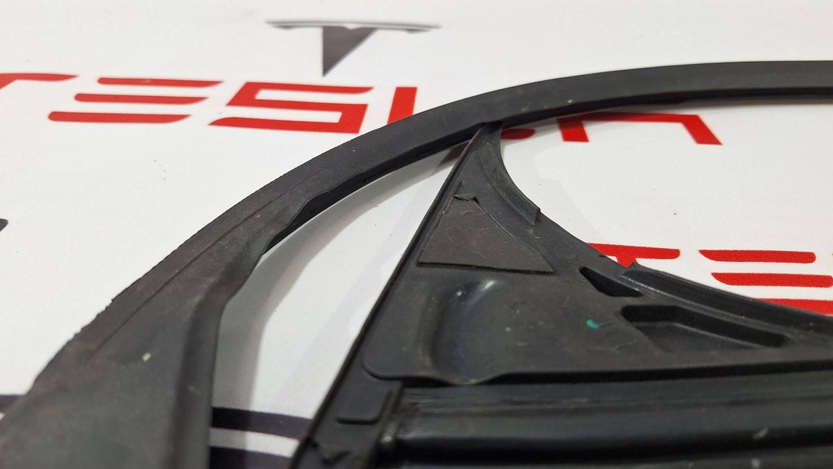 Уплотнитель к Tesla Model X 2018
