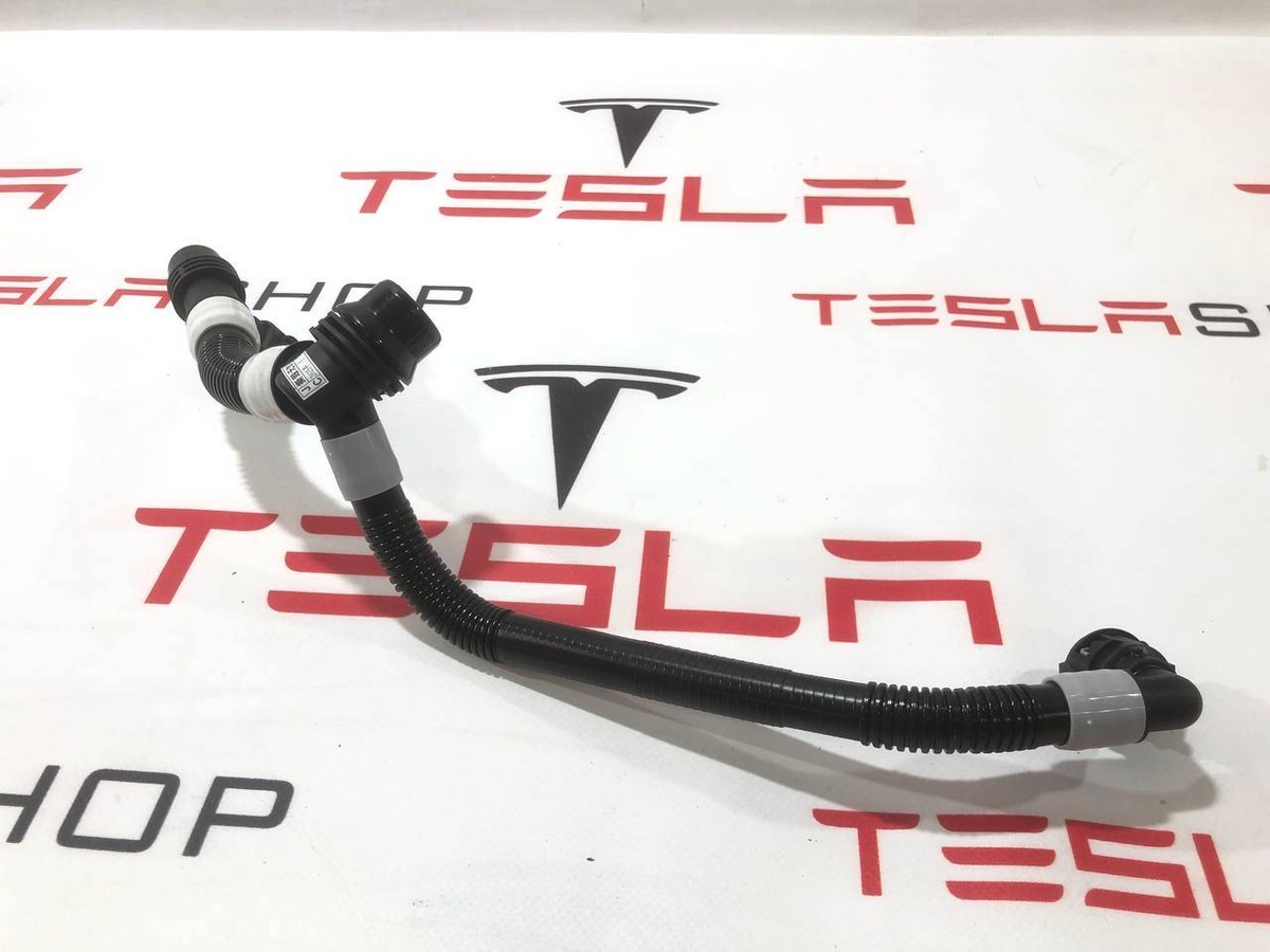 Патрубок радиатора к Tesla Model 3 2019