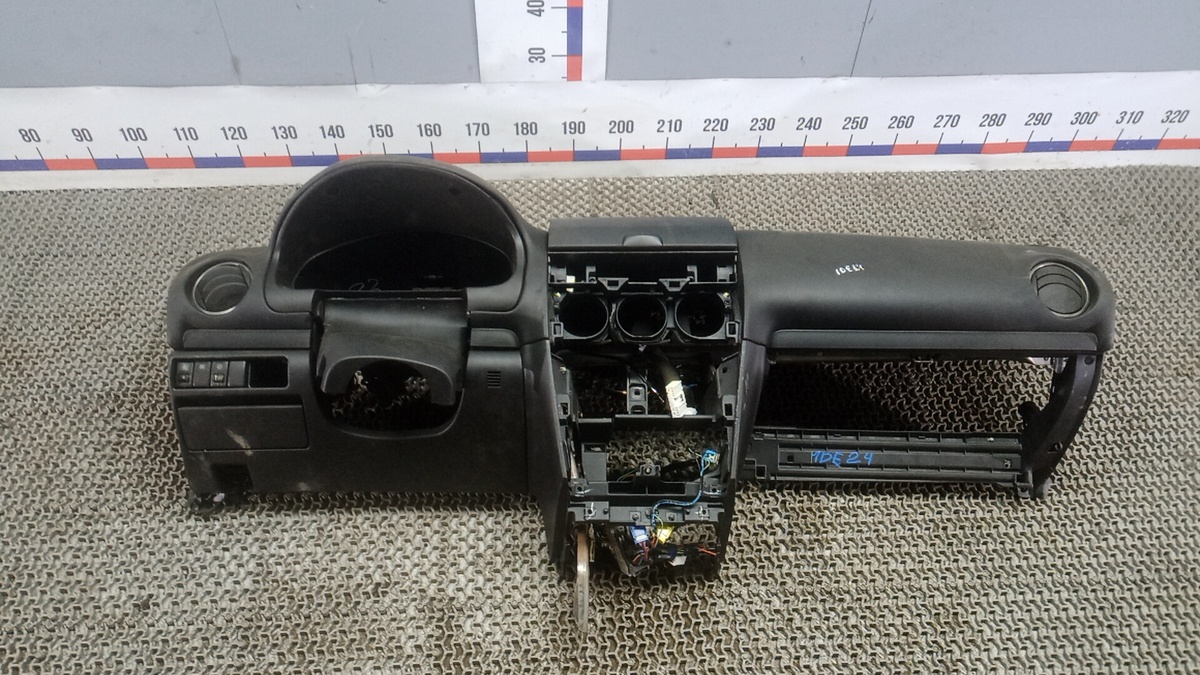 Панель передняя салона (торпедо) к Mazda 156 2002