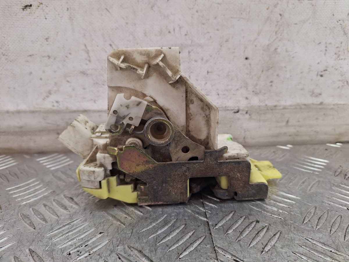 Замок двери задней правой к Ford Focus 2002