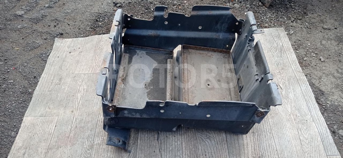 Аккумуляторный ящик к Mercedes-Benz  2009