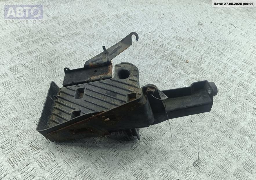 Крепление аккумулятора к Renault Megane 2002