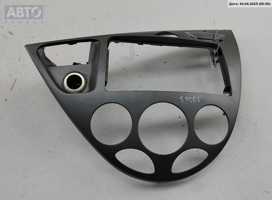 Рамка под магнитолу к Ford Focus 2003