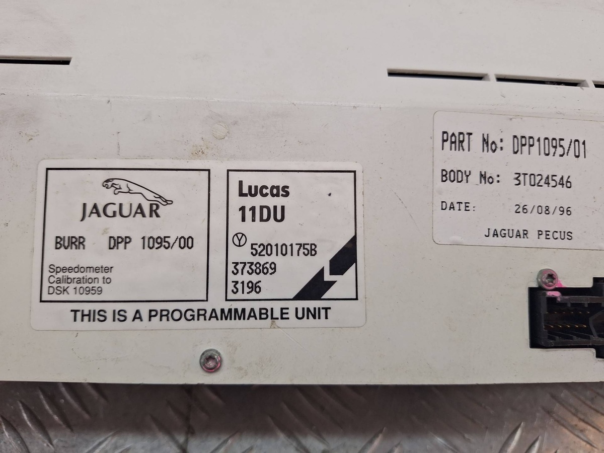 Щиток приборов (приборная панель) к Jaguar XJ 1996
