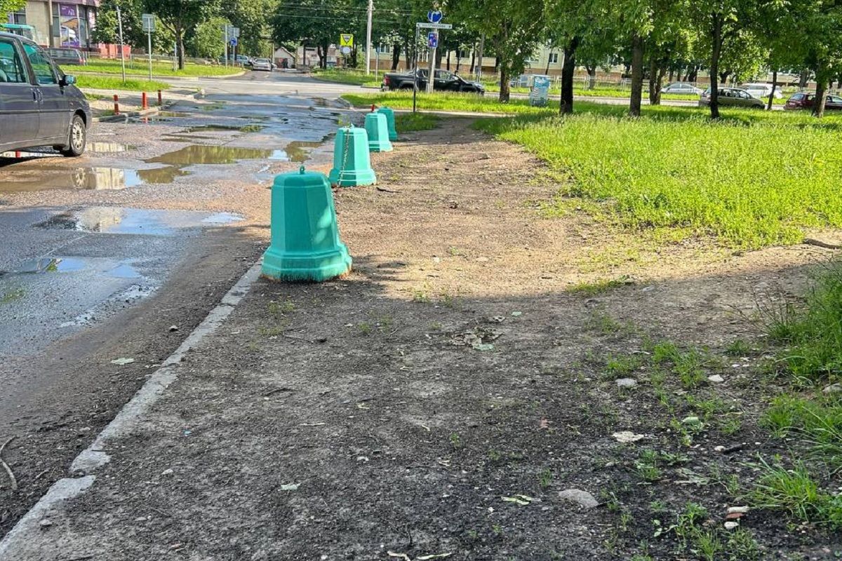 Припарковался на газоне и заплатил в 100-кратном размере: суд вынес решение, но вопросы остались