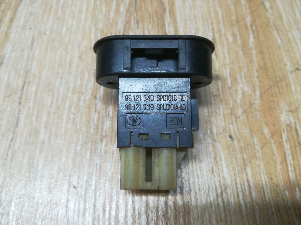 Кнопка  к Daewoo Espero 1996
