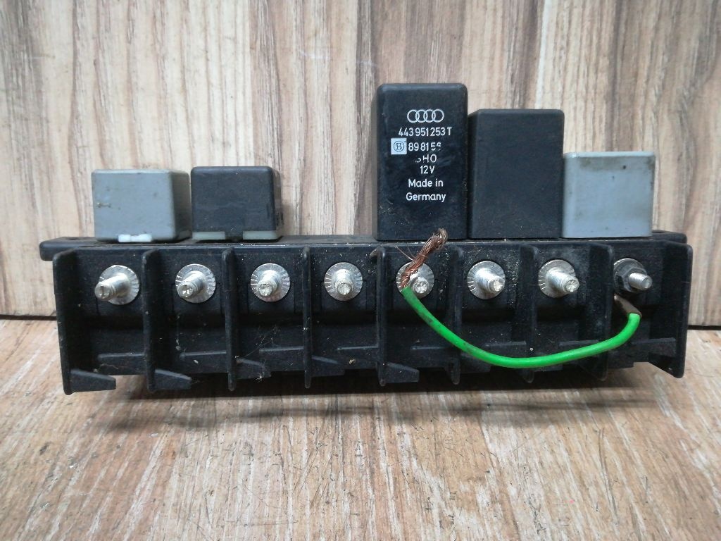 Блок реле к Audi 100 1993