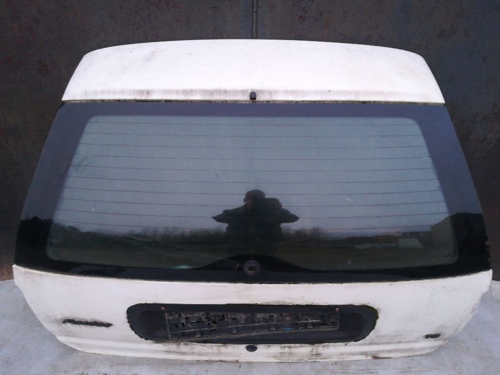 Стекло заднее к Ford Mondeo 1995