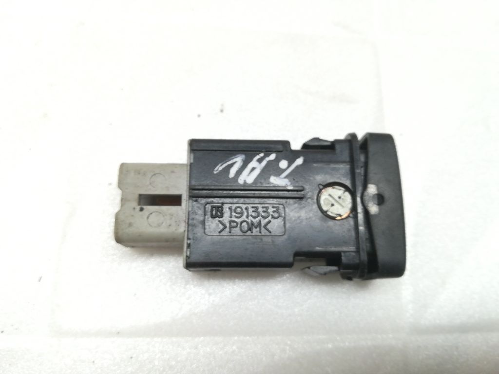 Кнопка  к Toyota Avensis Verso 2003