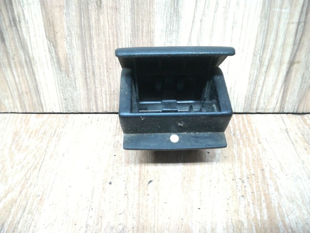 Пепельница к Volkswagen Passat 1992