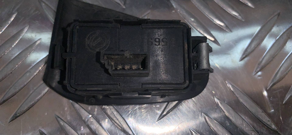 Кнопка стеклоподъемника переднего правого к Fiat Stilo 2004