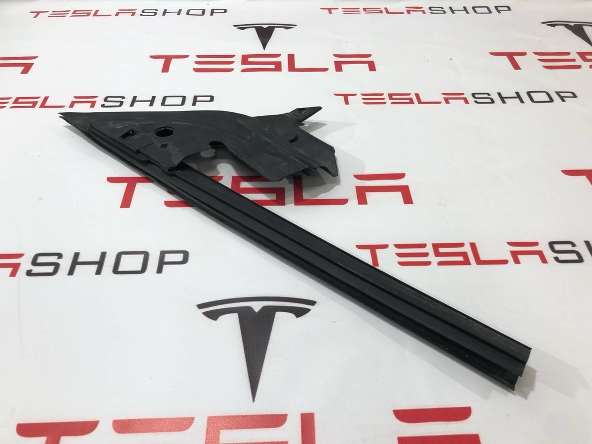 Уплотнитель к Tesla Model 3 2022