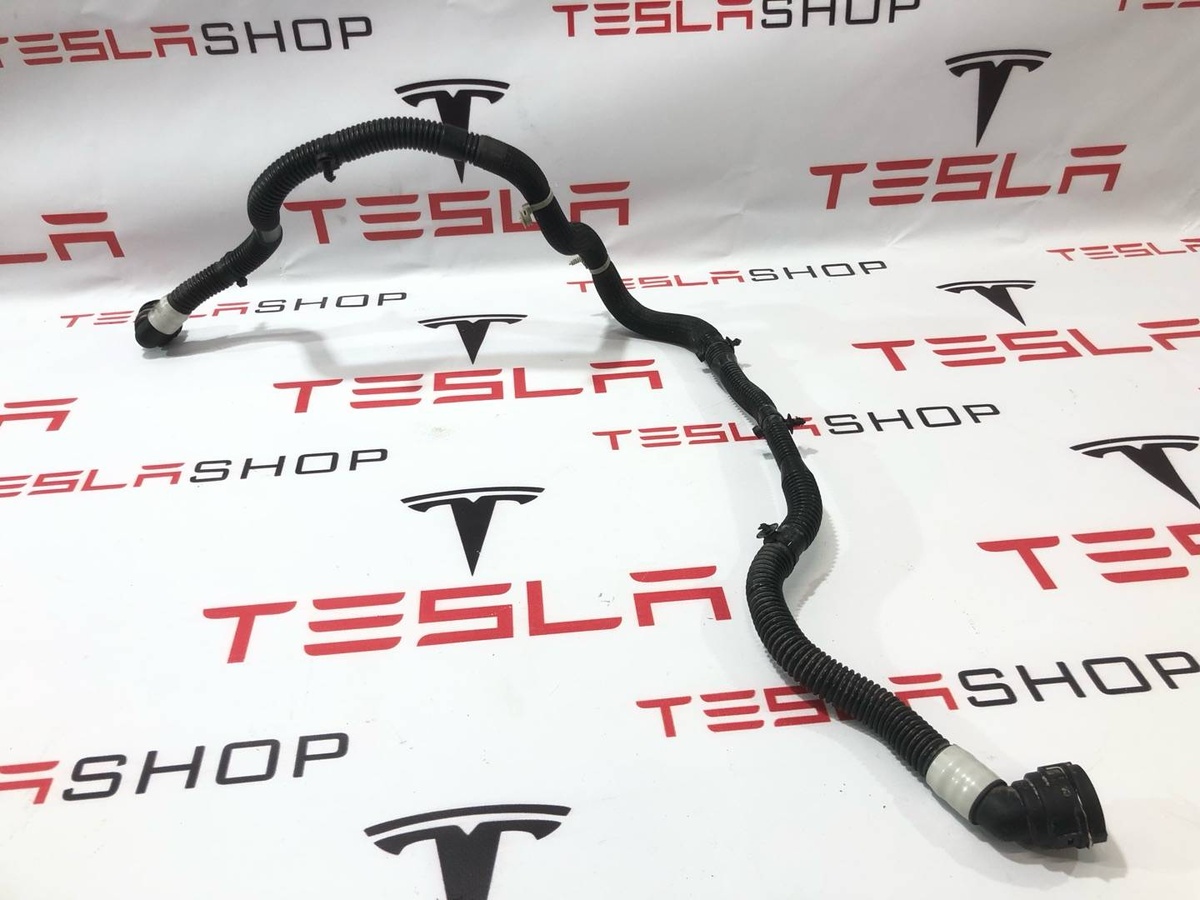 Патрубок радиатора к Tesla Model 3 2022