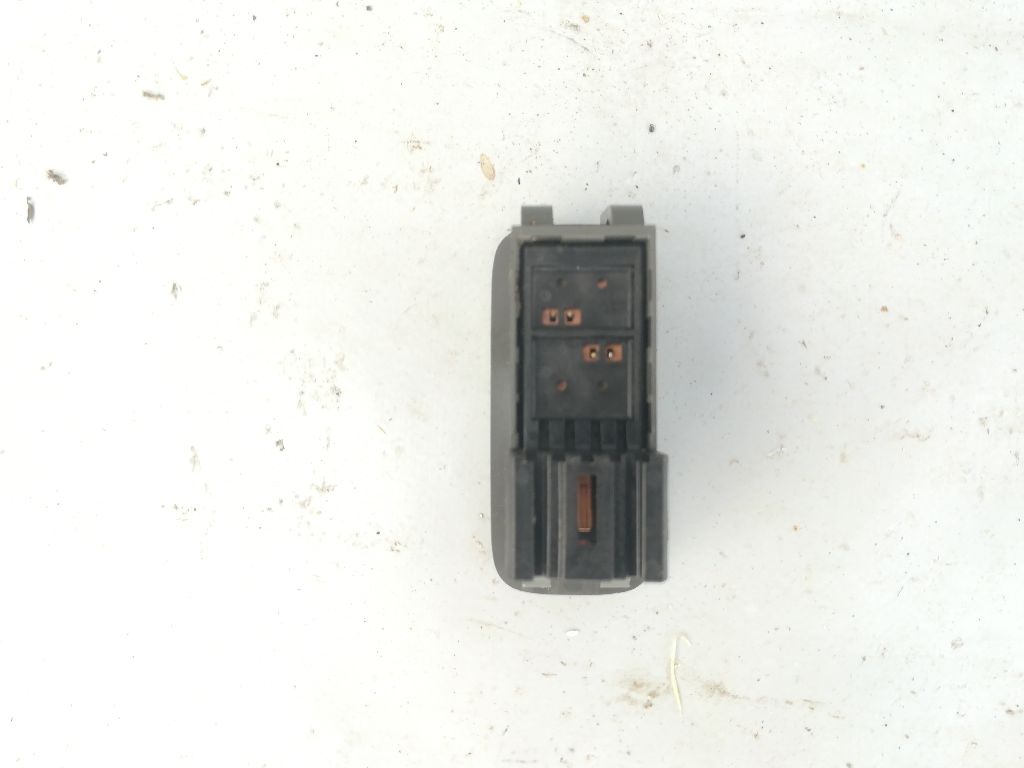 Кнопка стеклоподъемника переднего правого к Chevrolet Tracker 2003