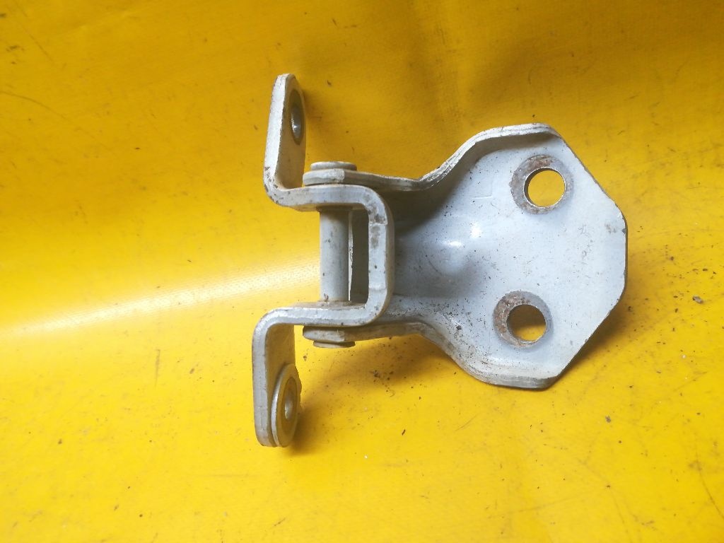 Петля двери к Mazda 323 1996