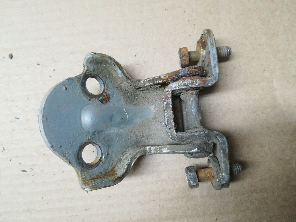 Петля двери к Mitsubishi Galant 2001