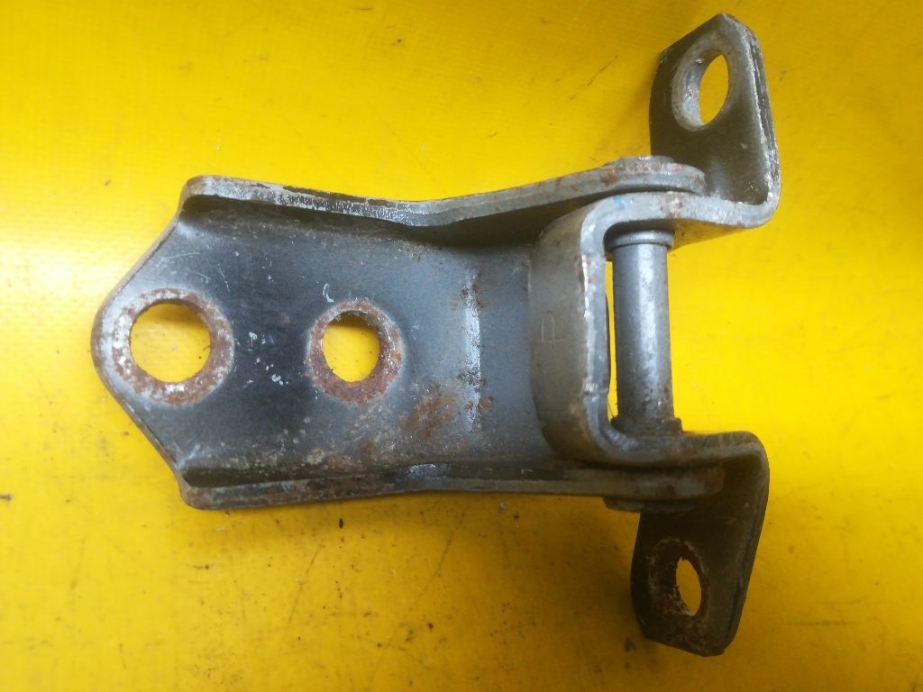 Петля двери к Mazda 6 2003