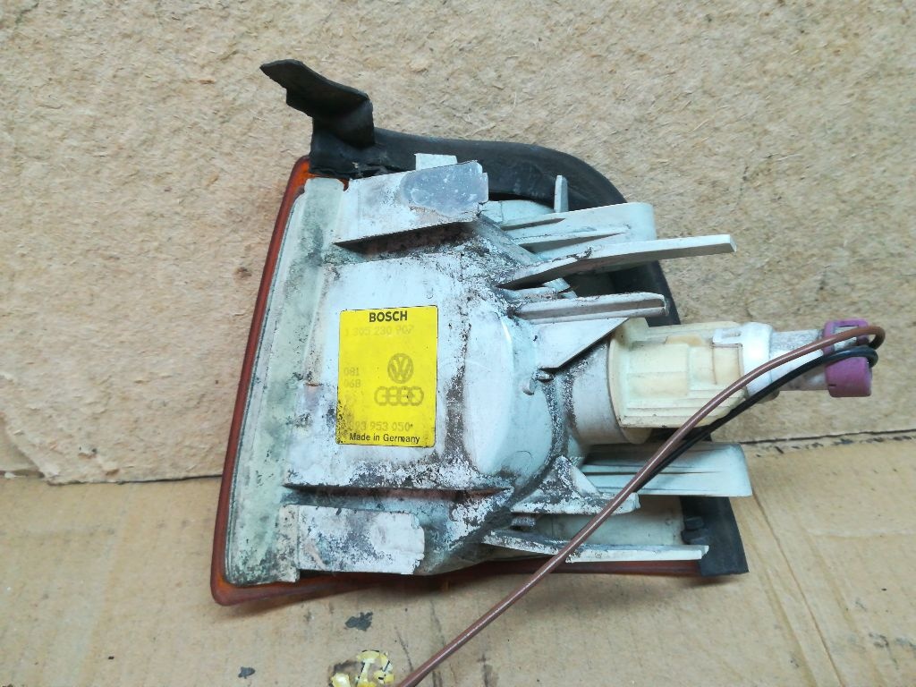 Поворотник правый к Audi 80 1990