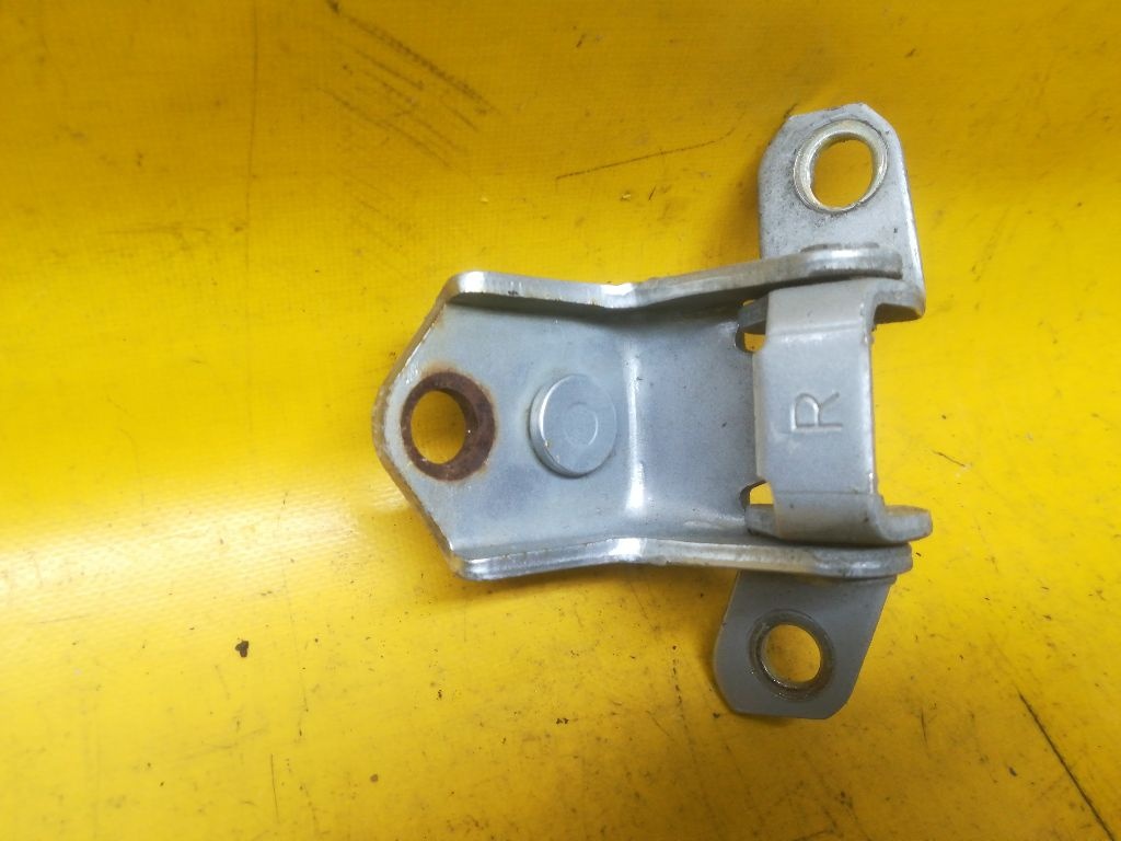 Петля двери к Mazda 6 2003