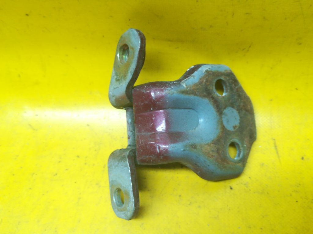 Петля двери к Mazda 323 1995