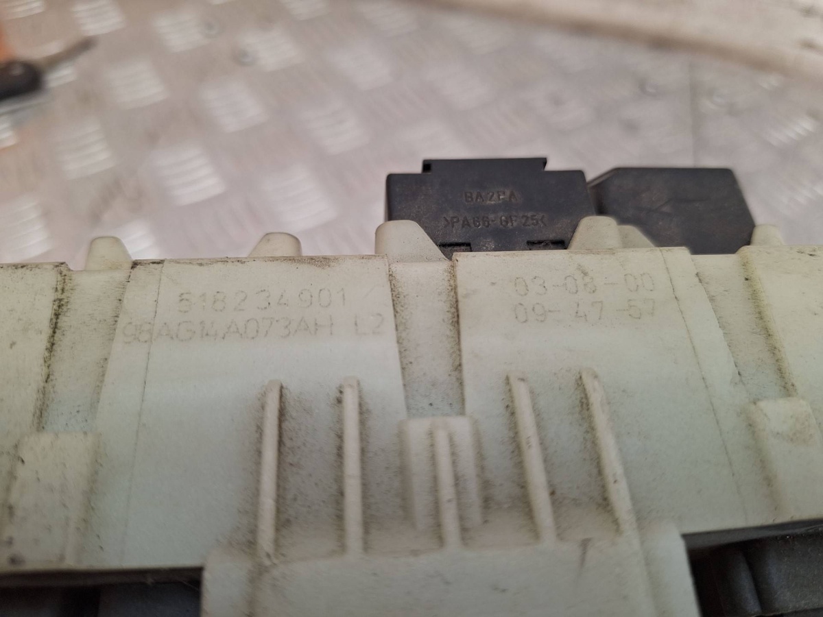 Блок бортовой сети (блок управления BCM) к Ford Focus 2001