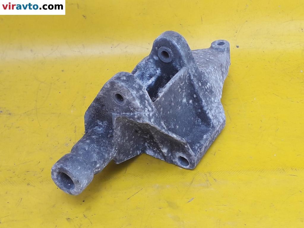 Кронштейн генератора к Audi 100 1990