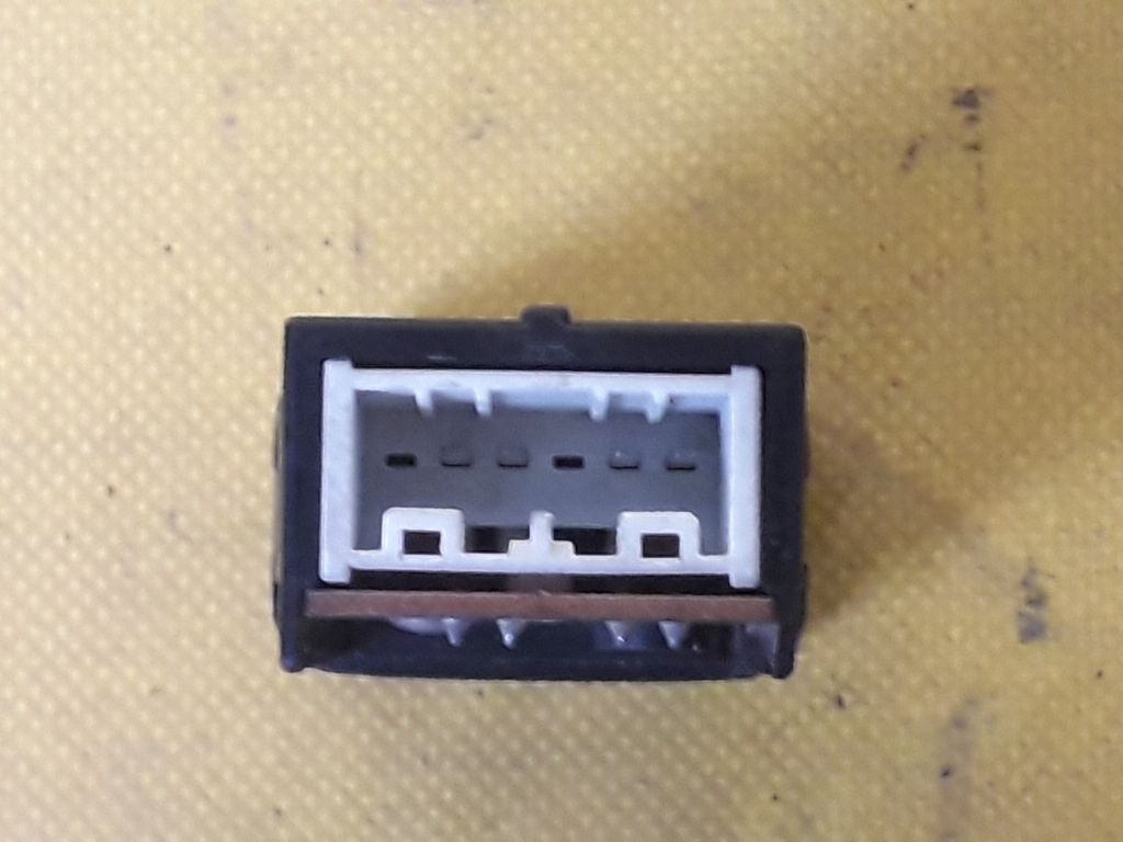 Кнопка  к Mazda 626 1996