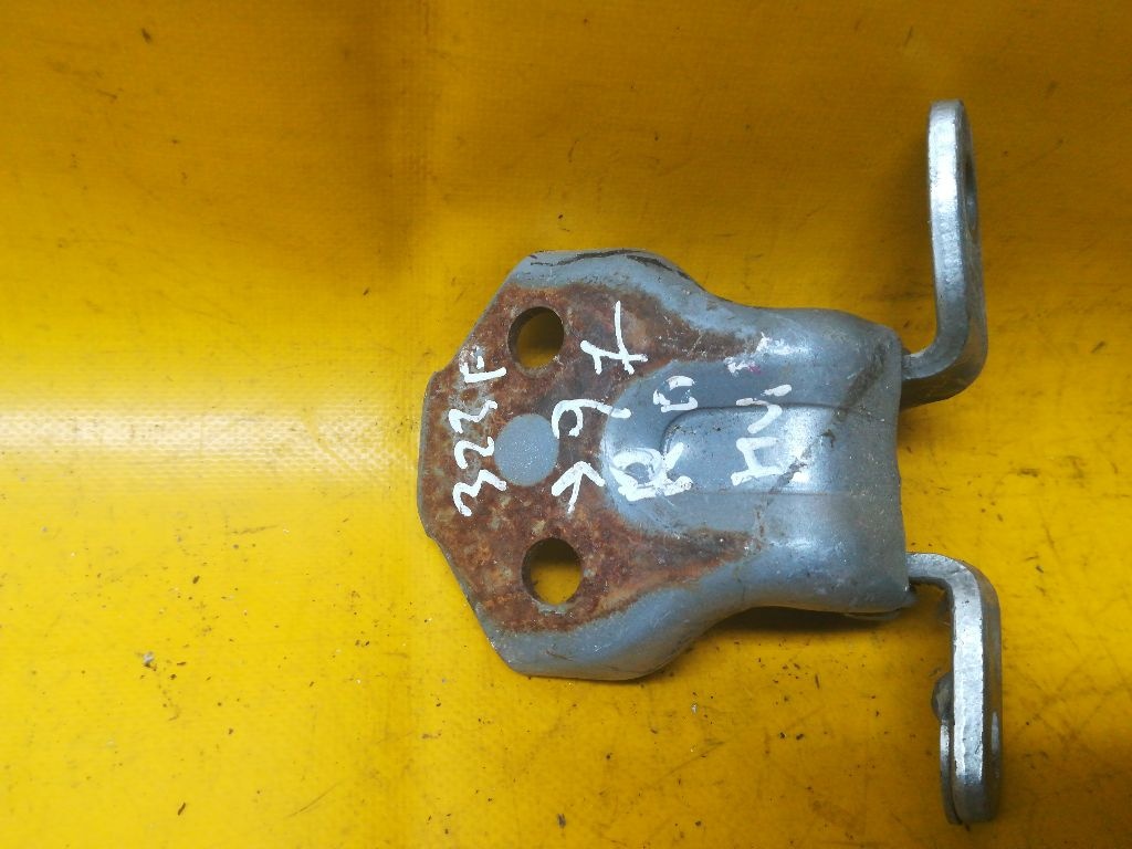 Петля двери к Mazda 323 1997