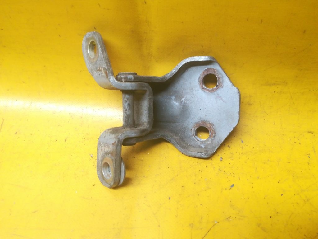 Петля двери к Mazda 323 1996
