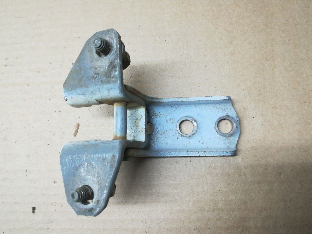 Петля двери к Mitsubishi Galant 2001