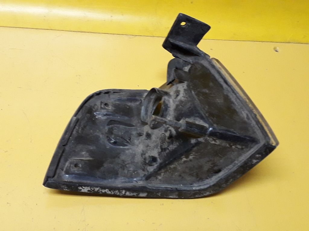 Поворотник левый к Mazda 323 1989