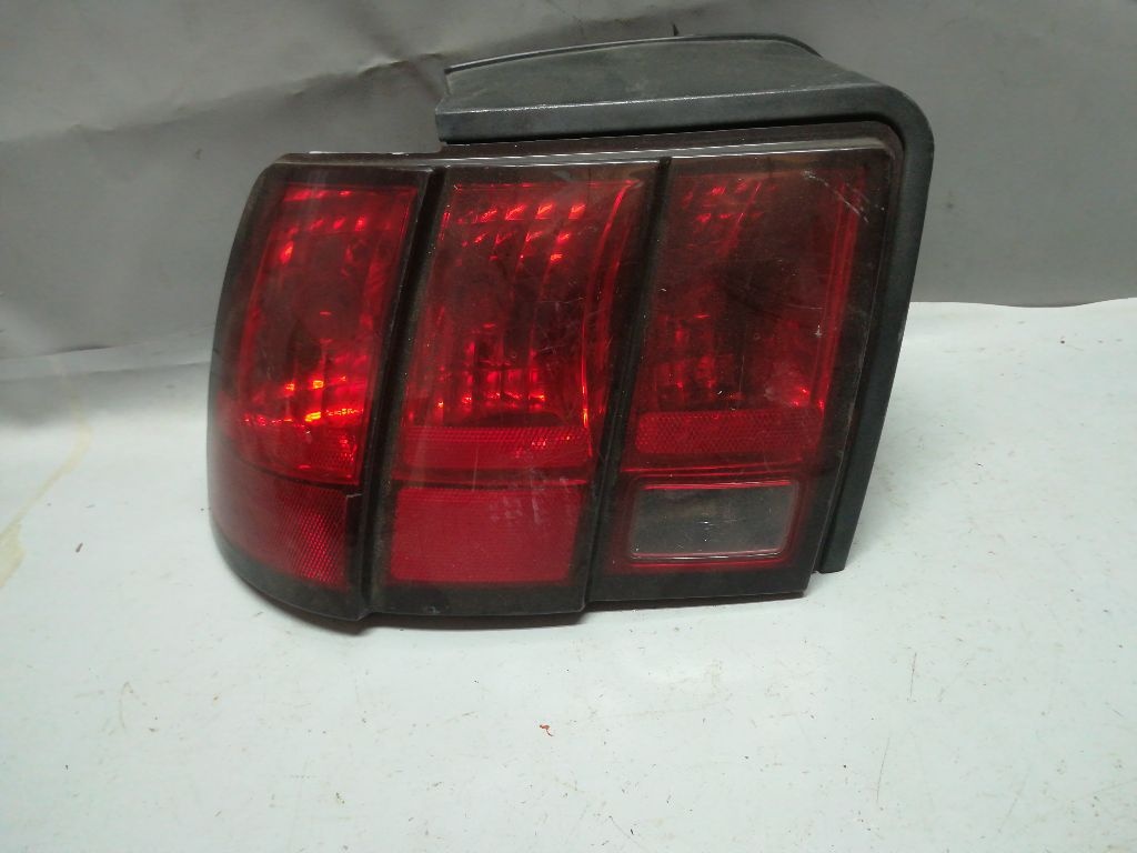 Фонарь задний левый к Ford Mustang 2003