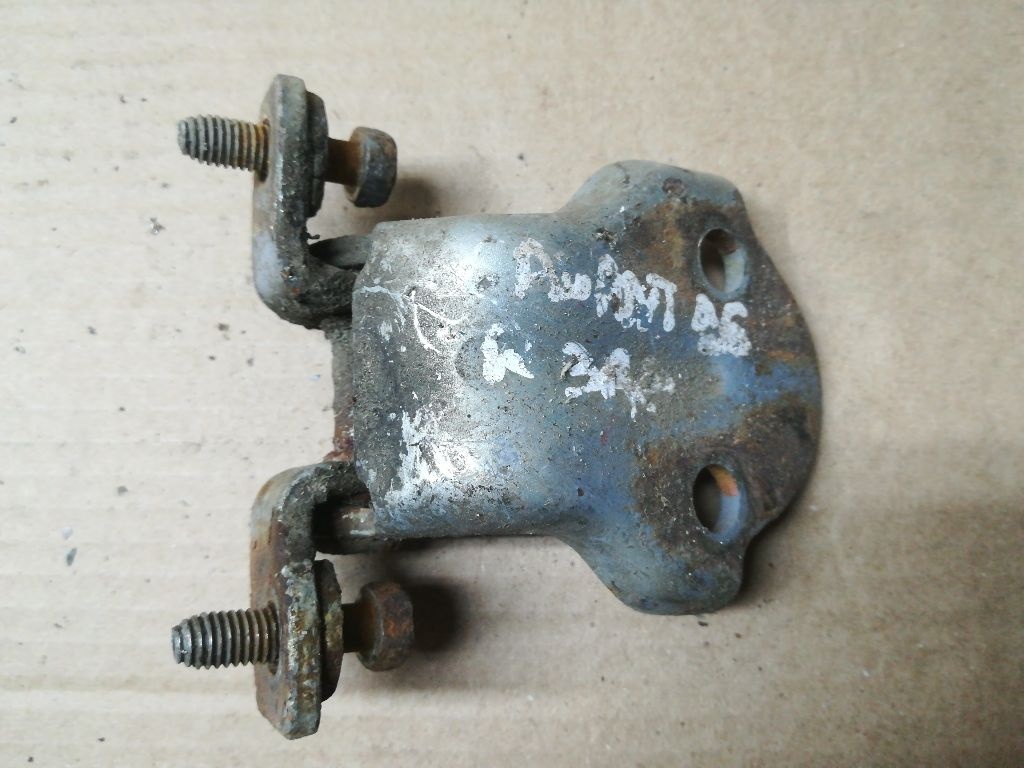 Петля двери к Mitsubishi Galant 2001