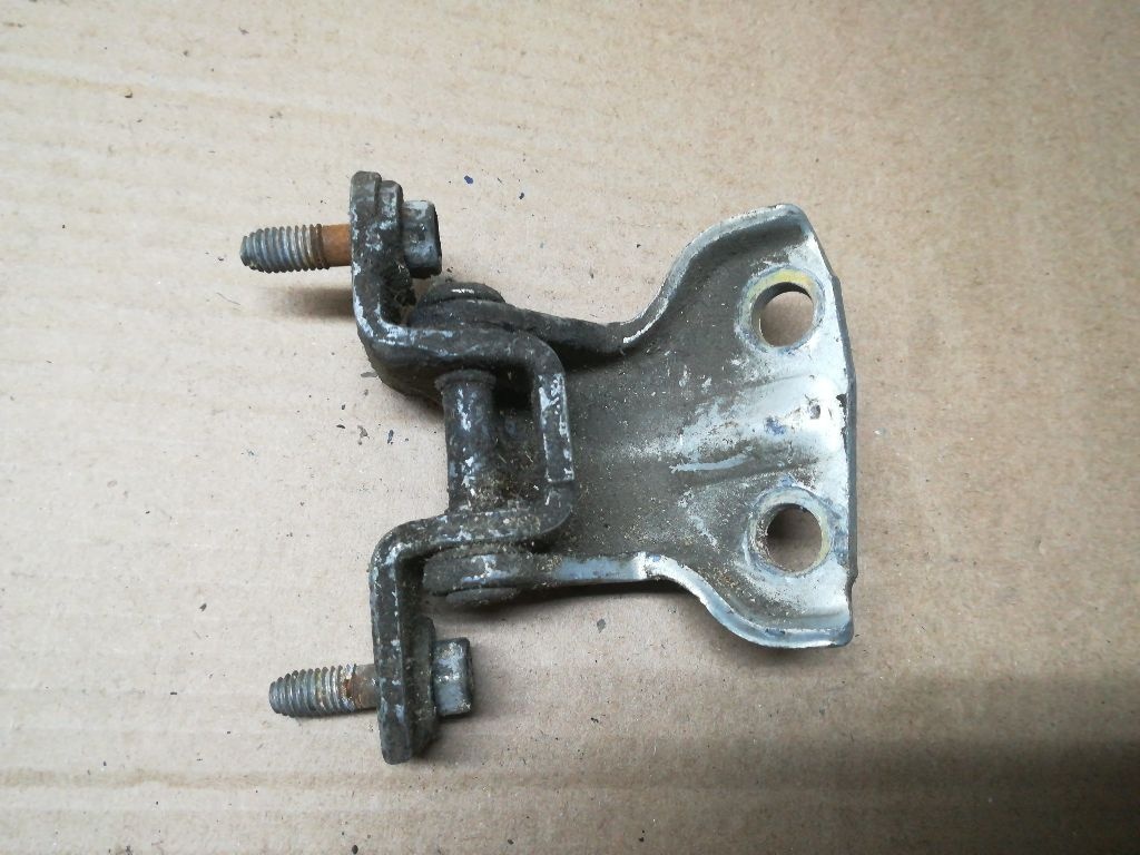 Петля двери к Mitsubishi Galant 2001