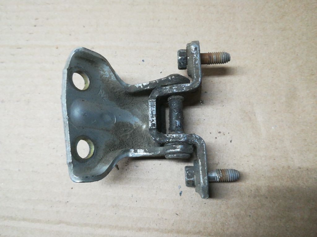 Петля двери к Mitsubishi Galant 2001