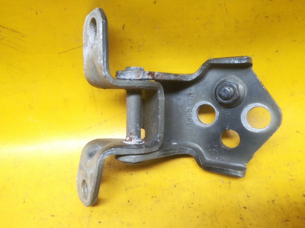 Петля двери к Mazda 6 2003