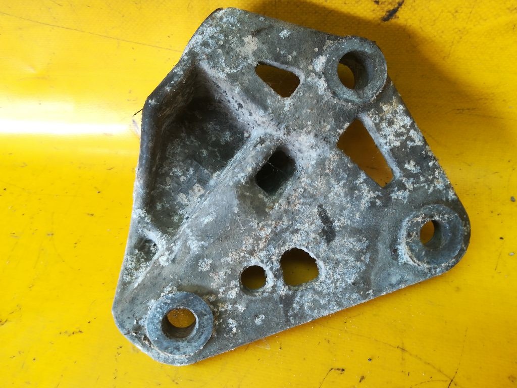 Кронштейн генератора к Mazda Xedos 9 1994