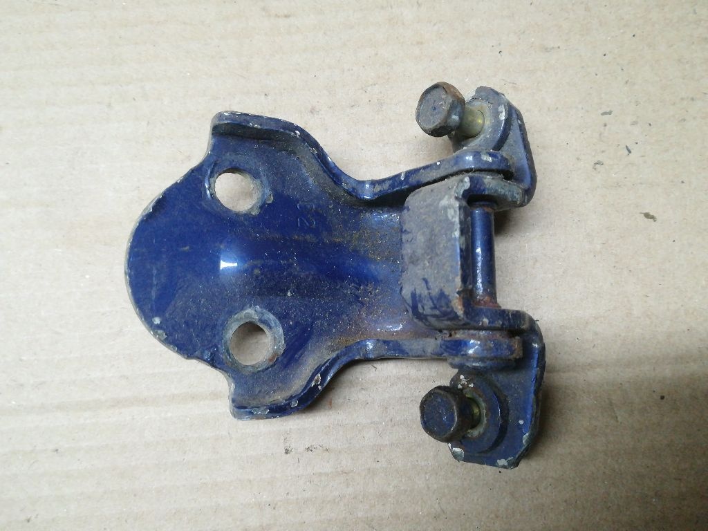 Петля двери к Mitsubishi Galant 2001