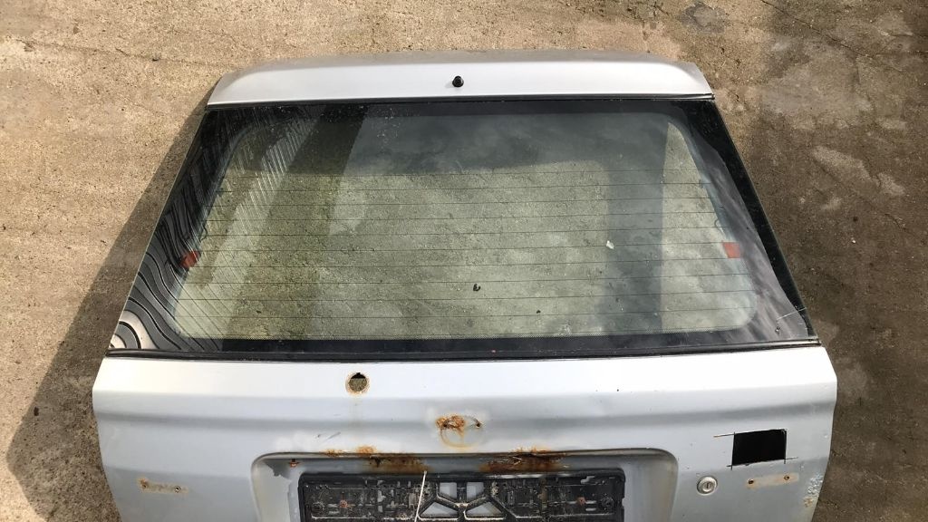 Стекло заднее к Mazda 323 1996