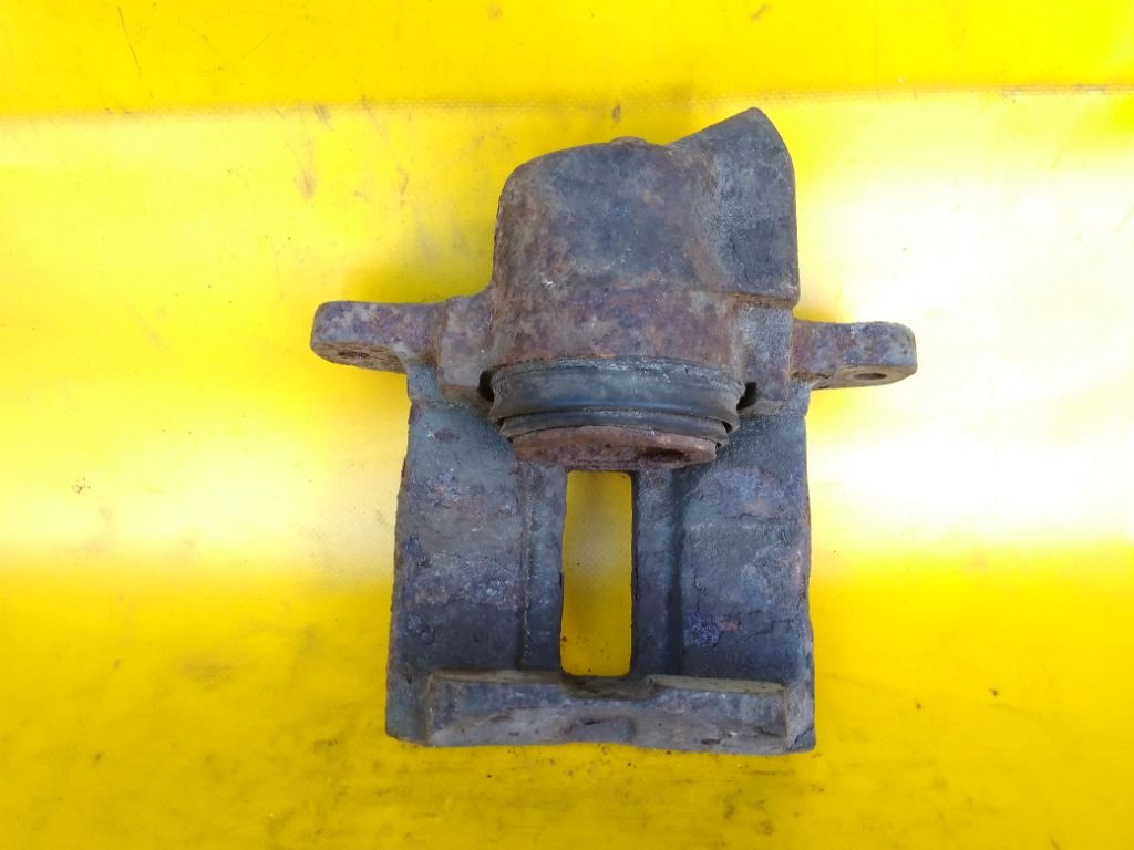 Суппорт передний правый к Renault 25 1992