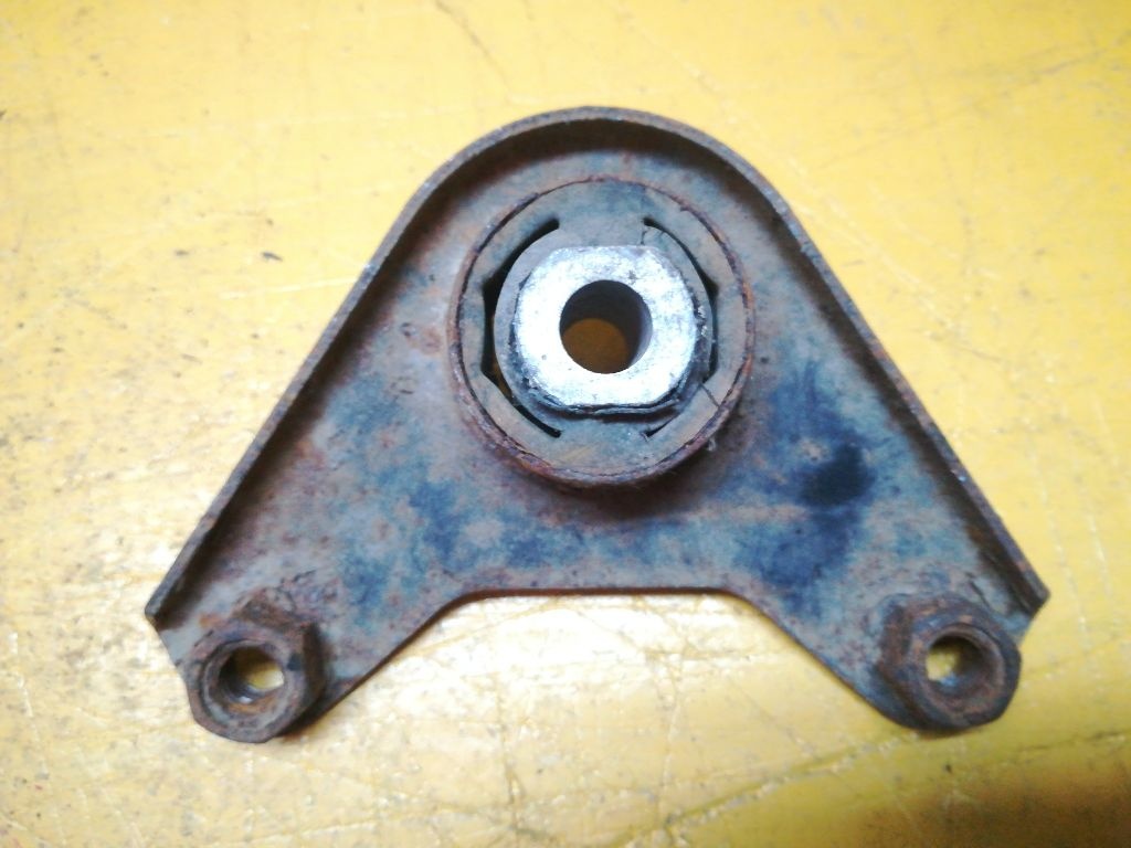 Подушка крепления двигателя к Ford Escape 2002