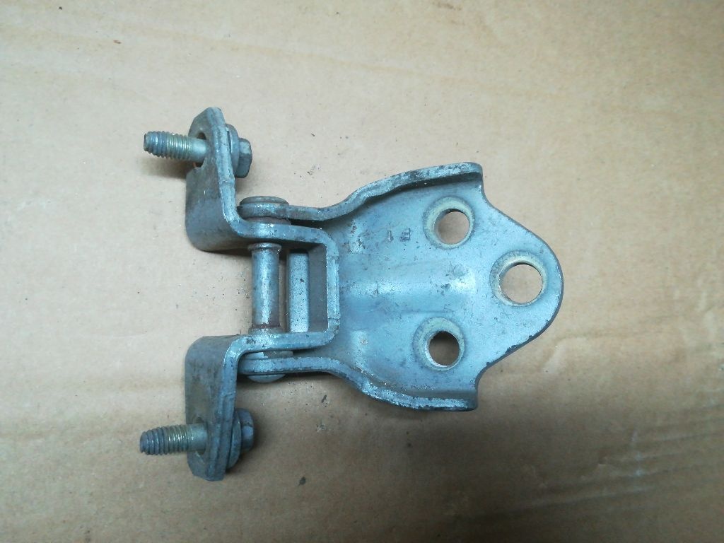 Петля двери к Mitsubishi Lancer 1996