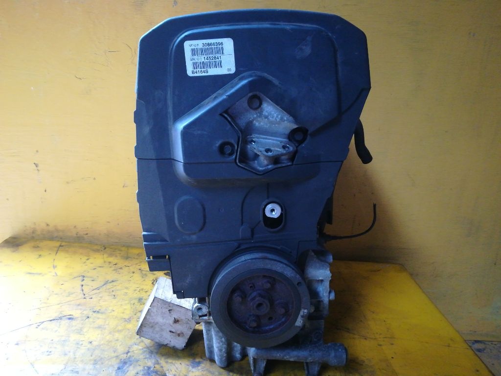 Двигатель к Volvo V40 2001