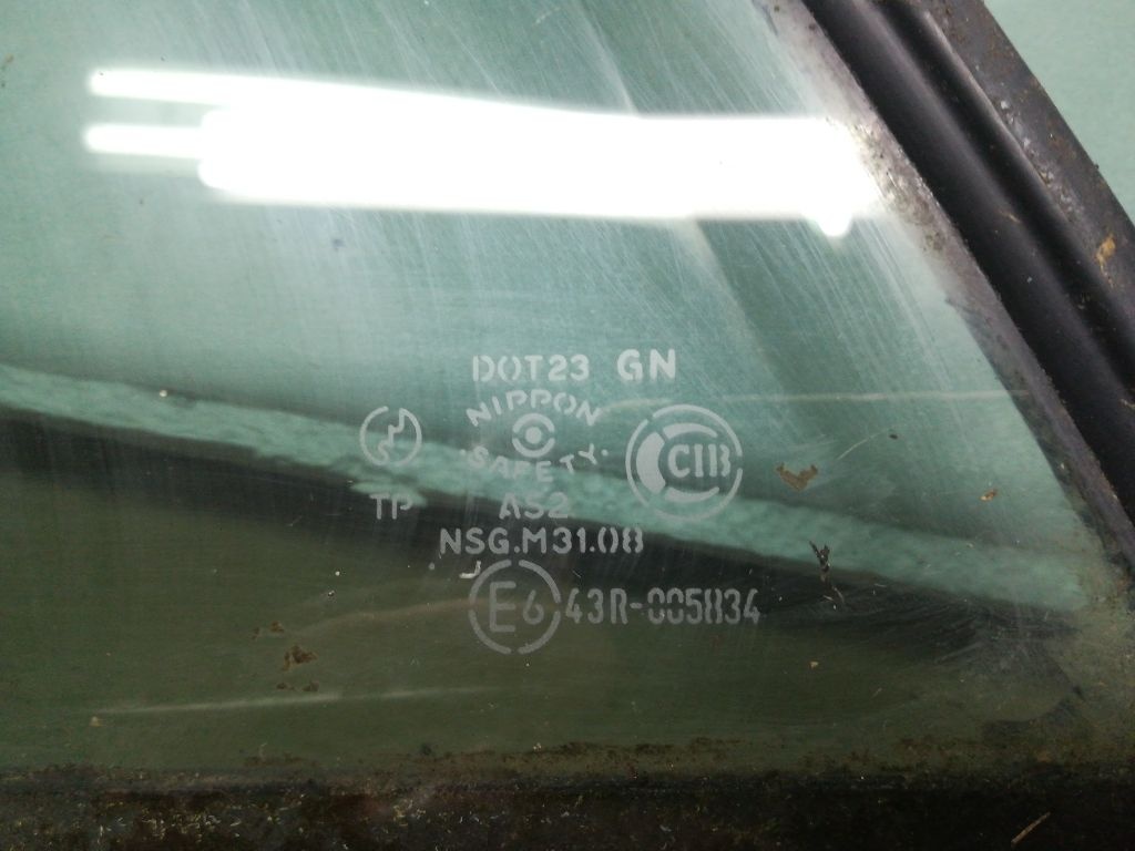 Стекло кузовное боковое левое  к Mazda 323 1995