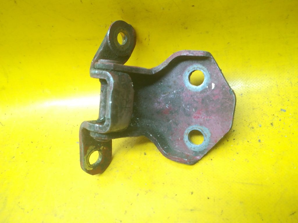 Петля двери к Mazda 323 1996